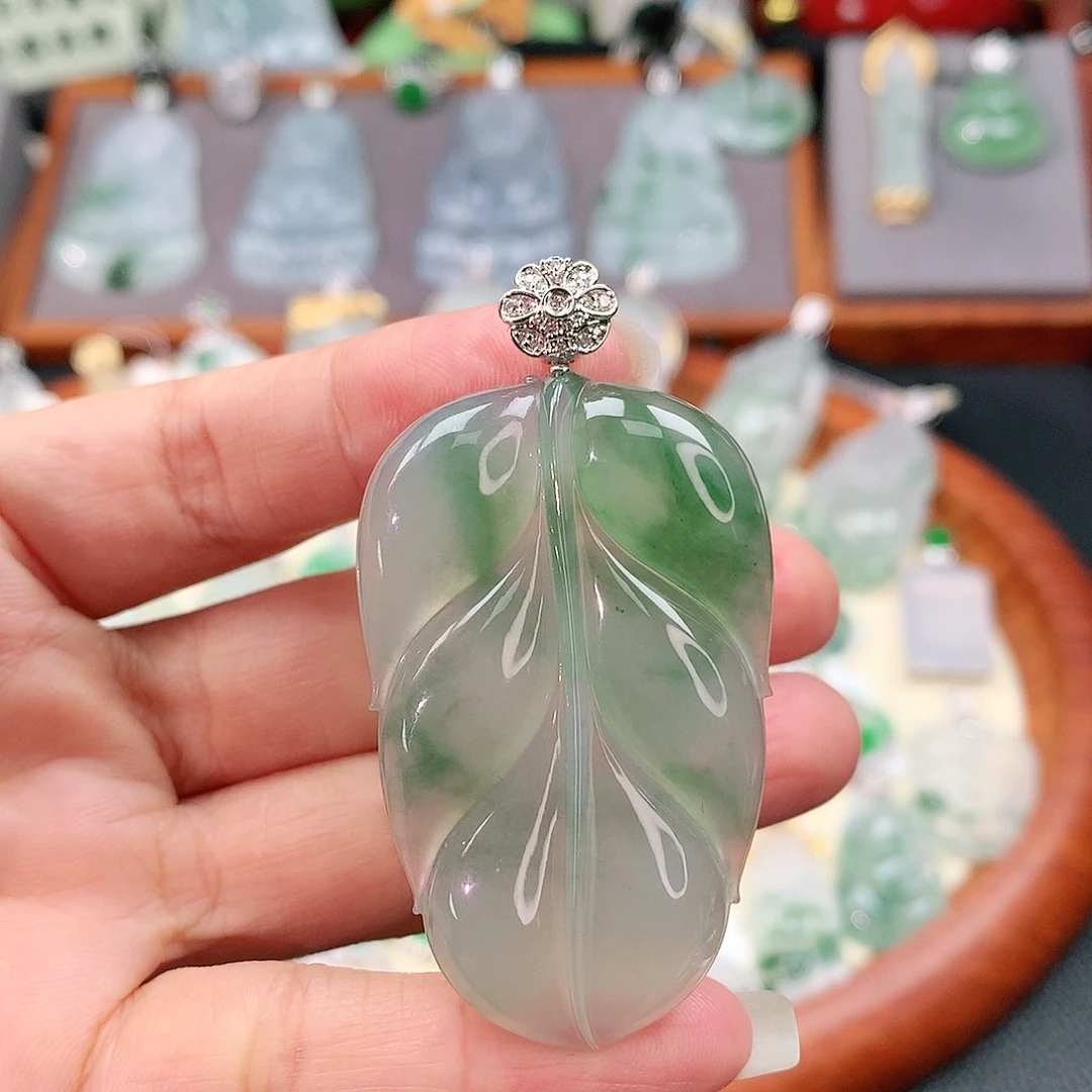 颈饰18K金镶嵌翡翠叶子