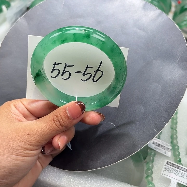 未镶嵌手镯石英质玉（非洲翠）