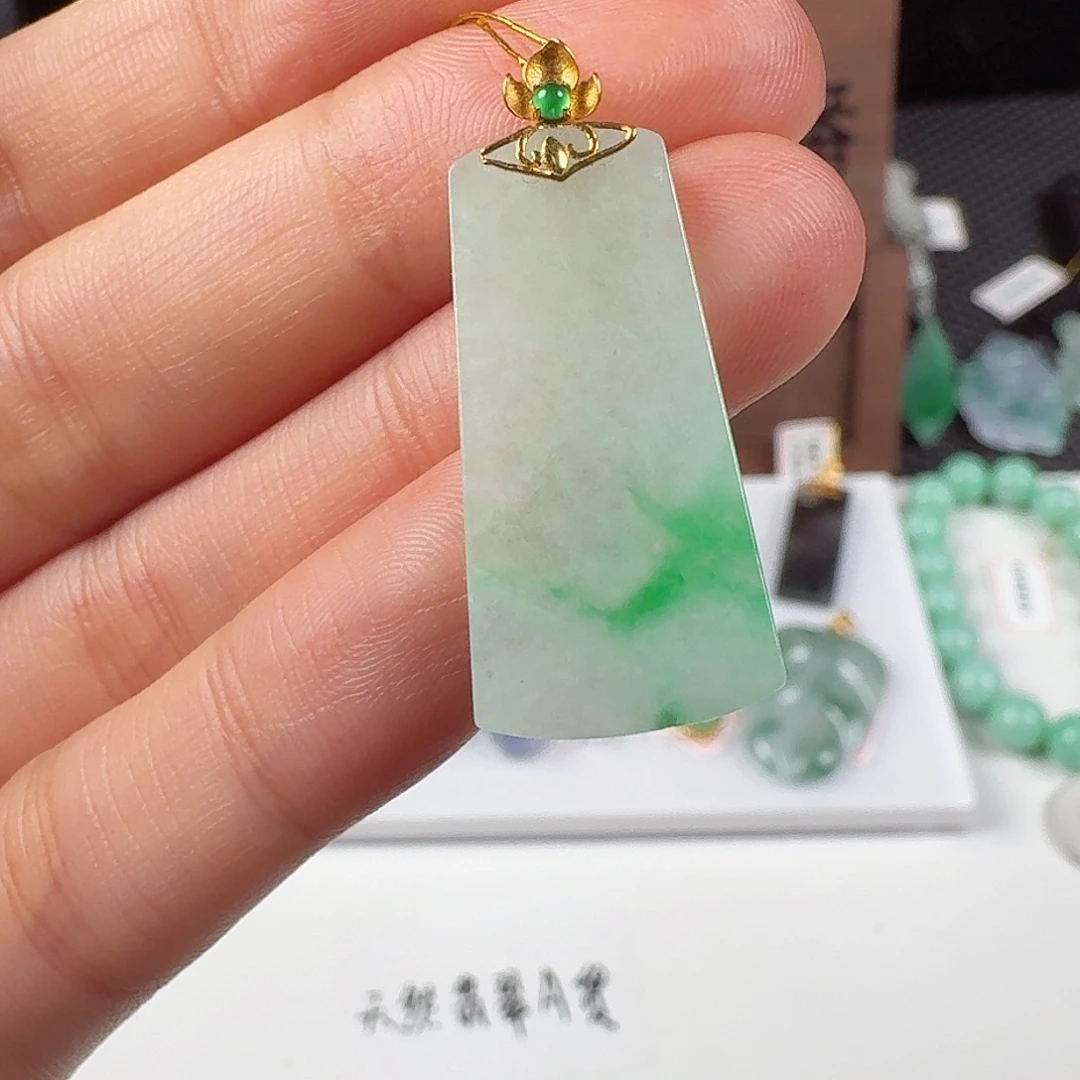 翡翠18K金镶嵌颈饰