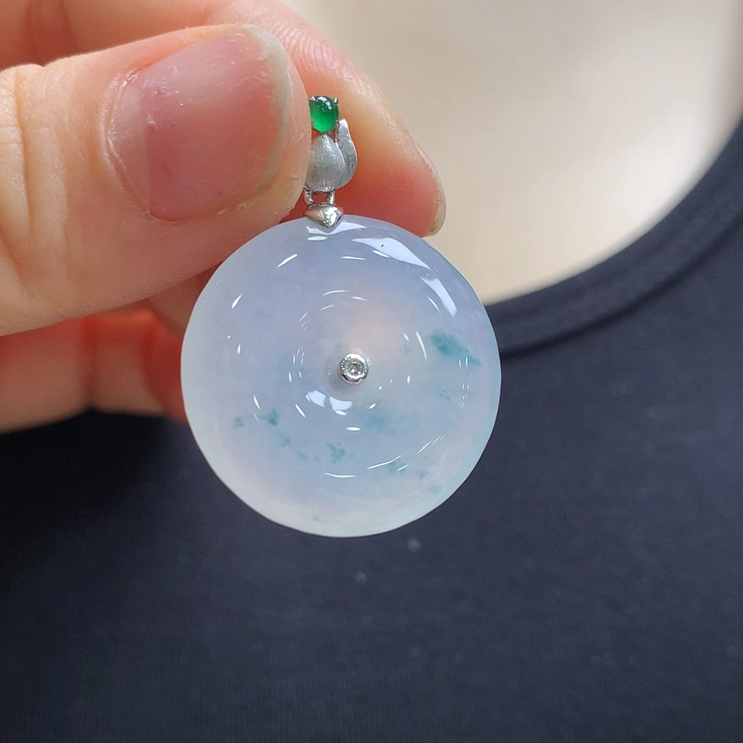 翡翠18K金镶嵌颈饰平安扣