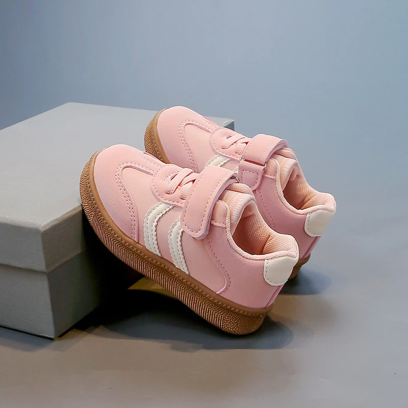 2025年秋季新款皮面阿甘鞋6岁男女童宝宝软底防滑运动鞋校园板鞋