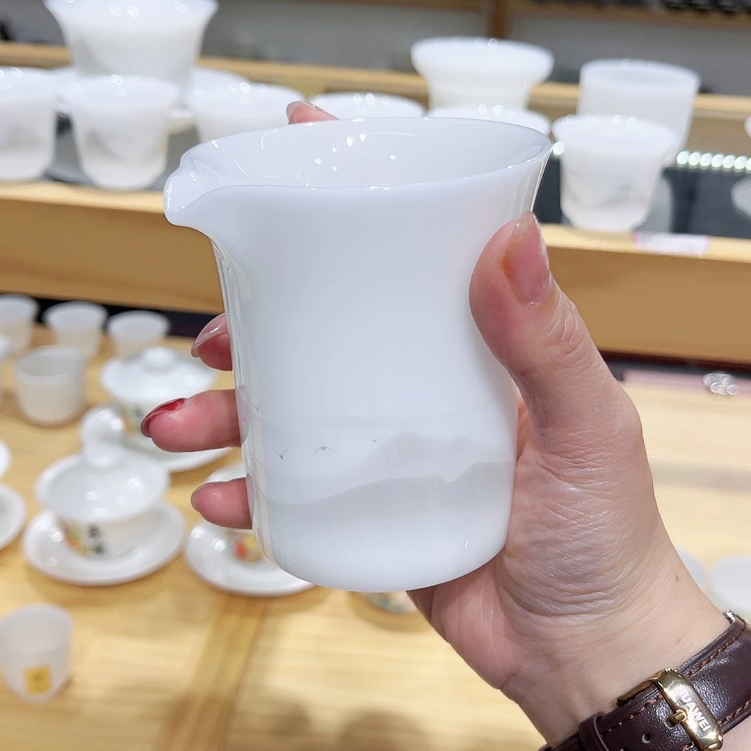 人****。补璞玉山水灰色公道杯一个