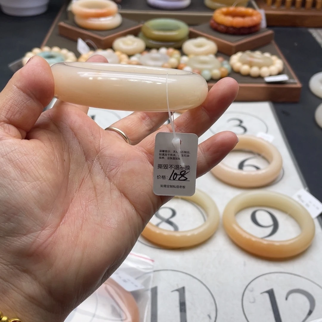草***原石英岩玉未镶嵌手镯