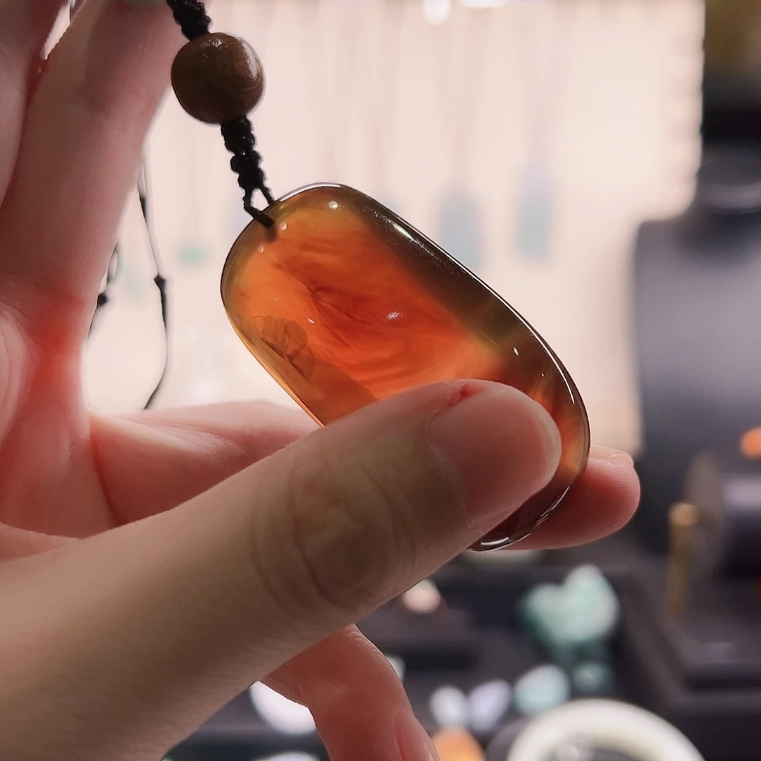 琥珀颈饰未镶嵌叫***咙琥珀