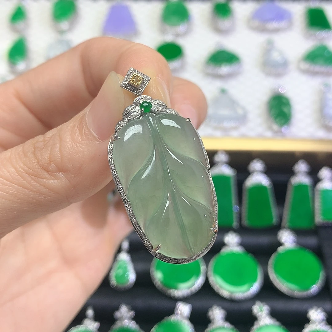 颈饰18K金镶嵌翡翠吊坠