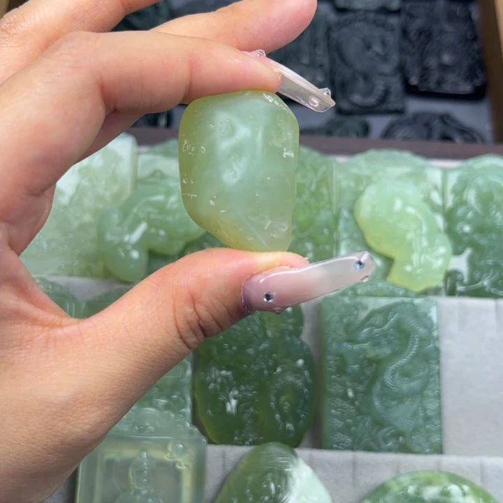 强***由蛇纹石玉未镶嵌颈饰