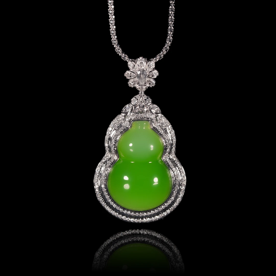 传世级 和田玉乌兰乌德高色苹果绿葫芦坠 18K 25*18*9mm± H10116