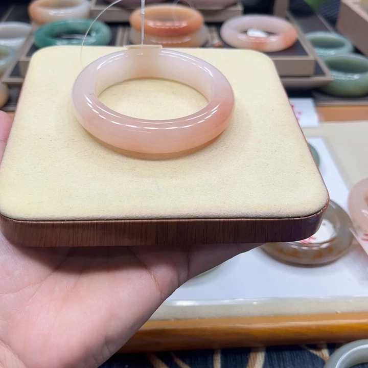 石英质玉未镶嵌手镯雨