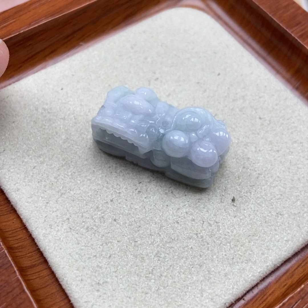 翡翠未镶嵌颈饰霸王