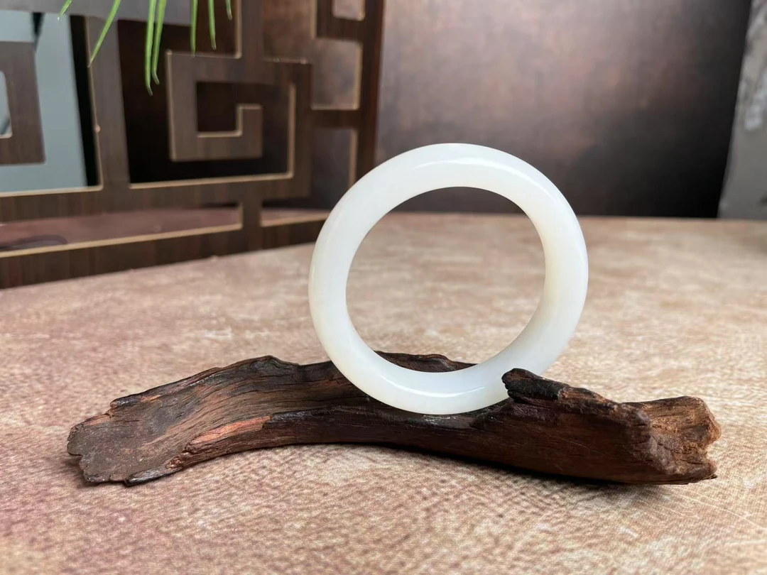 新疆和田玉且末天泰暖白老熟油糕料福利手镯直播间专选链接发一件