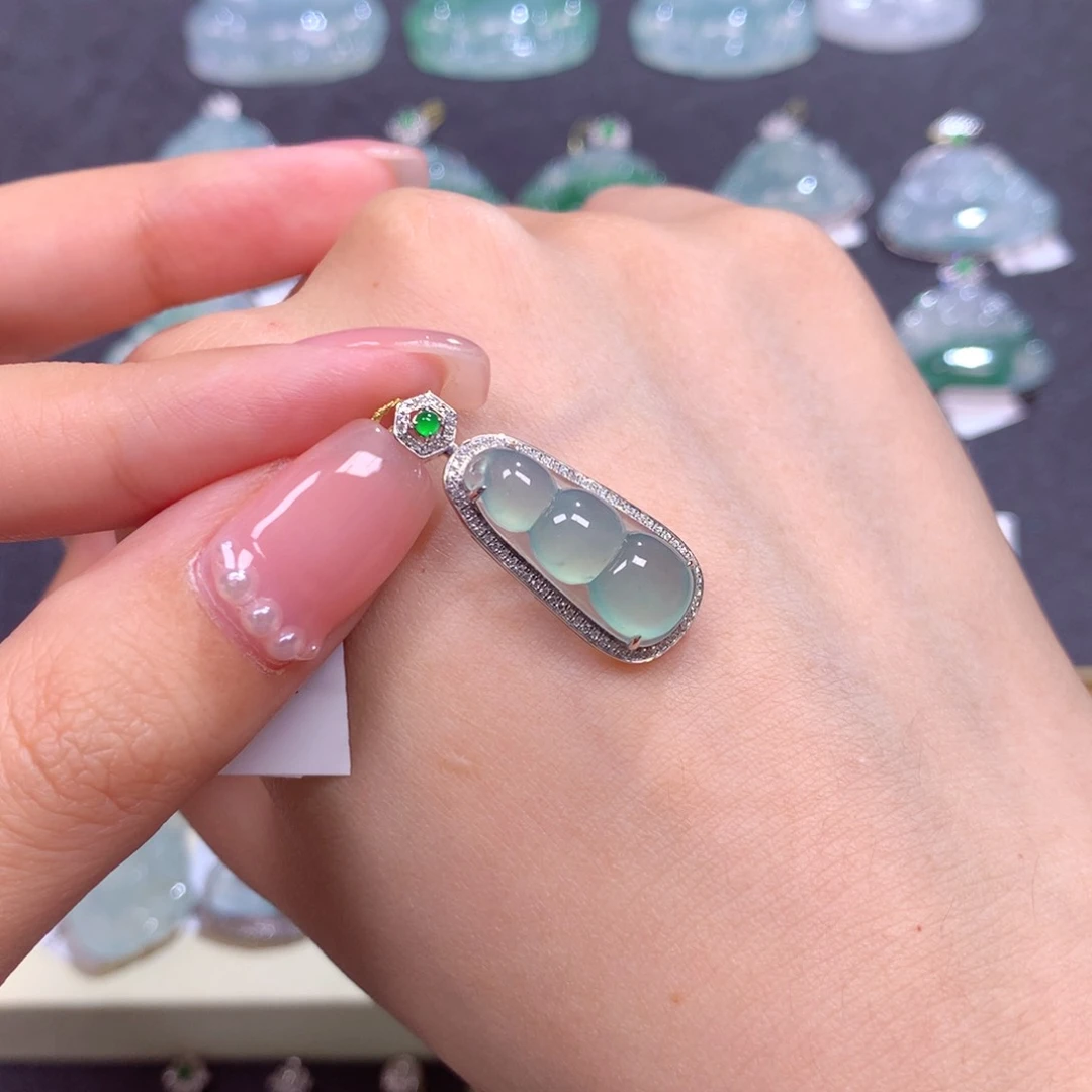 翡翠18K金镶嵌颈饰晴*、福豆