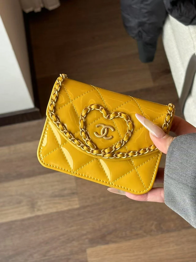 95新 Chanel/香奈儿 展会外场！黄色漆皮爱心小废包