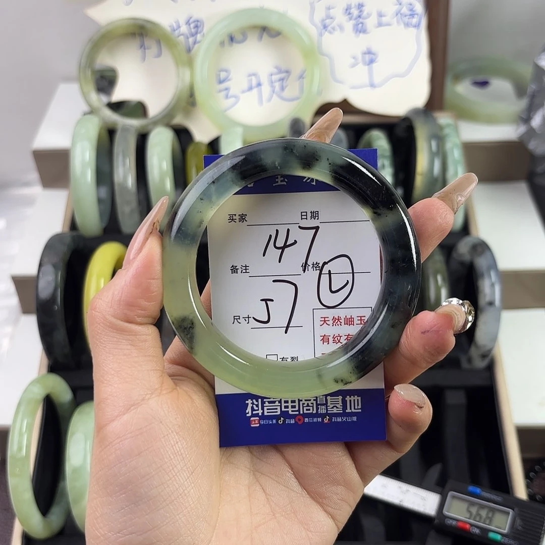 蛇纹石玉手镯未镶嵌小***?