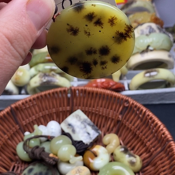 未镶嵌蛇纹石玉颈饰镯*多