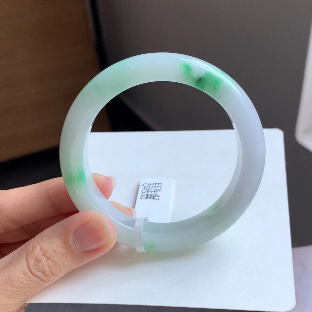 翡翠手镯未镶嵌白底青