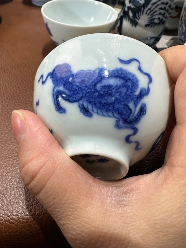 青花狮子绣球鸡心杯