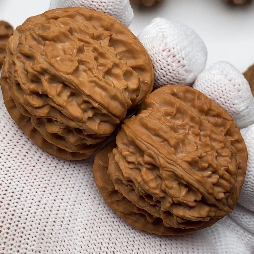 文玩核桃吊坠白狮子