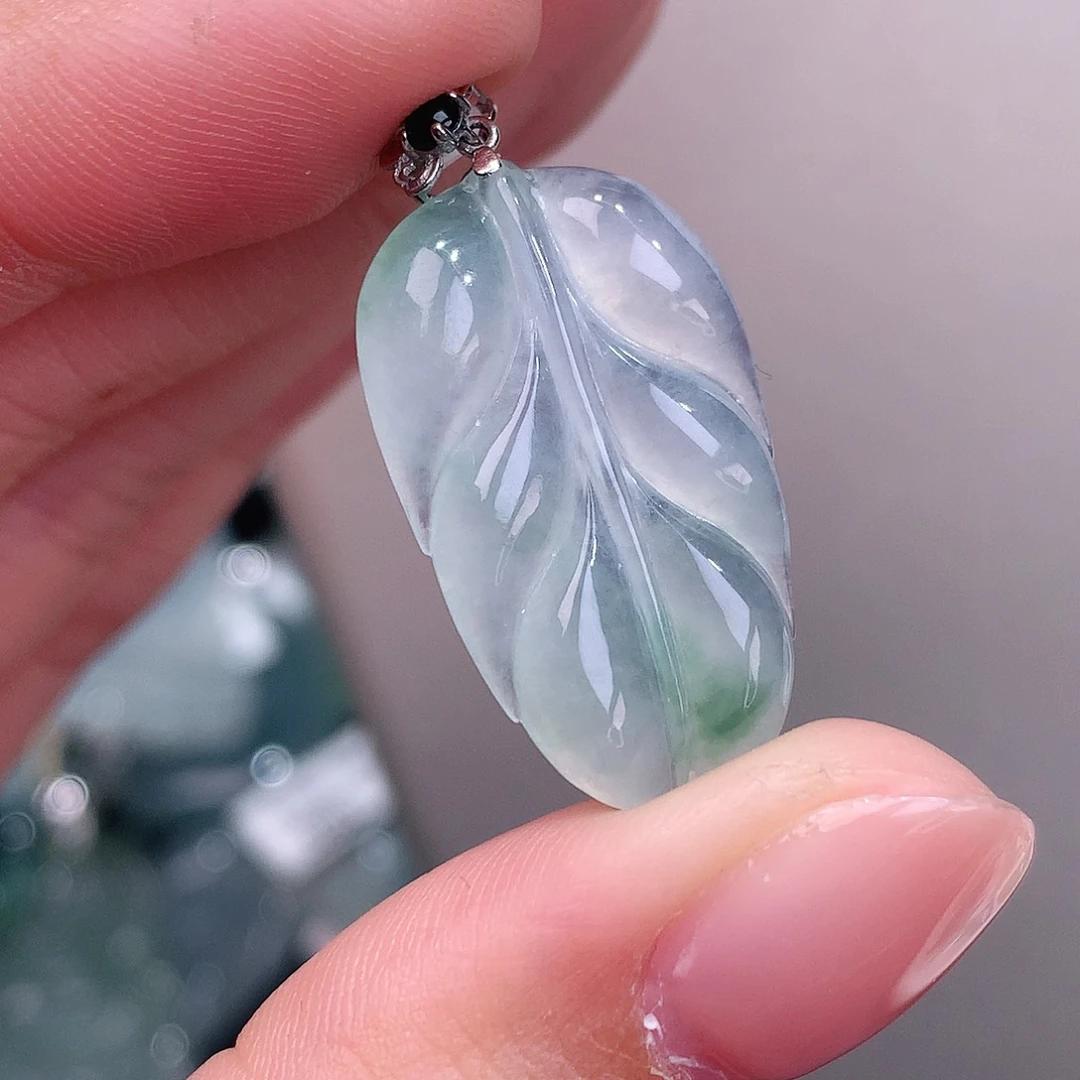 颈饰18K金镶嵌翡翠冰飘花叶子