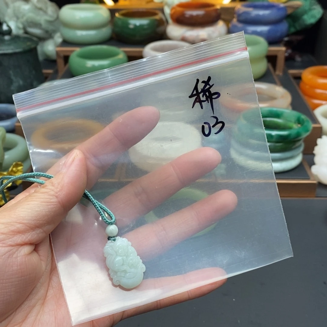 翡翠颈饰未镶嵌稀**宝吊坠