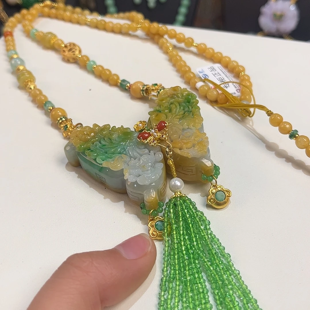 翡翠未镶嵌颈饰蝴蝶