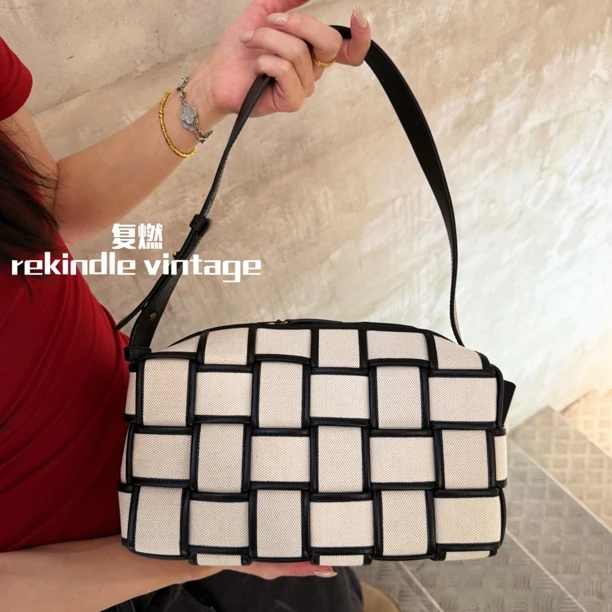 99新 BOTTEGA VENETA/葆蝶家 复燃精选/熊猫色编织枕头单肩包