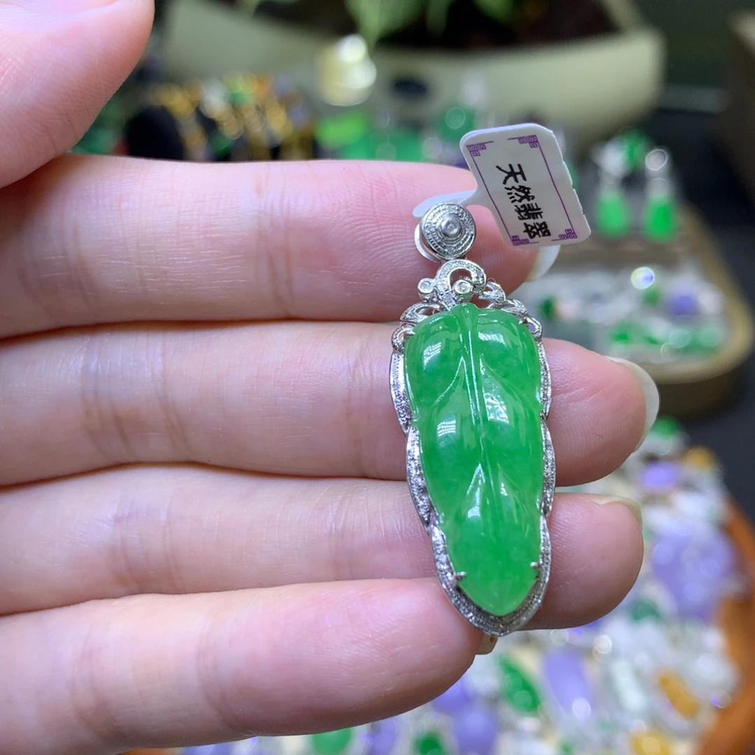 颈饰18K金镶嵌翡翠