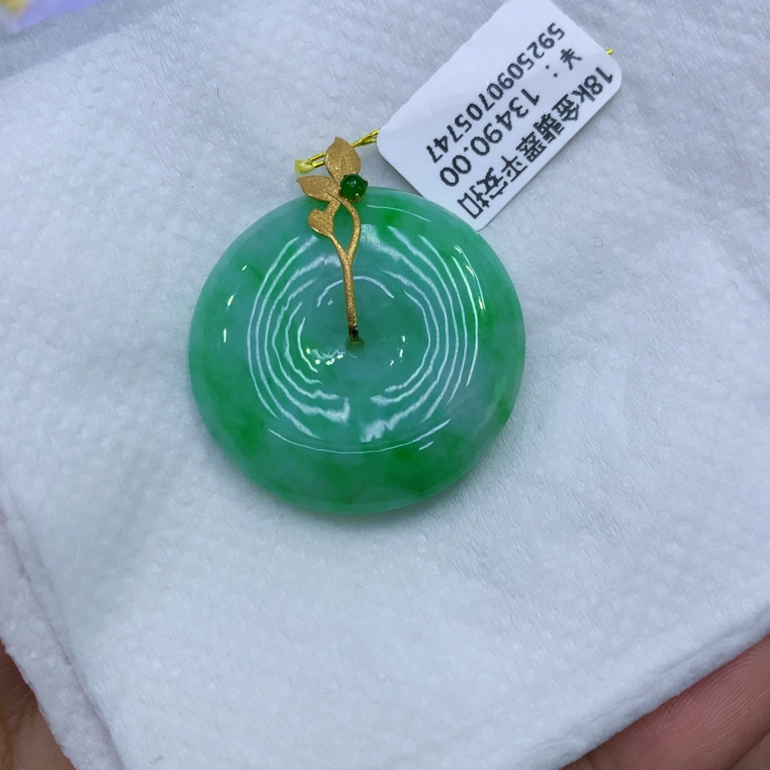 小***巴翡翠18K金镶嵌颈饰