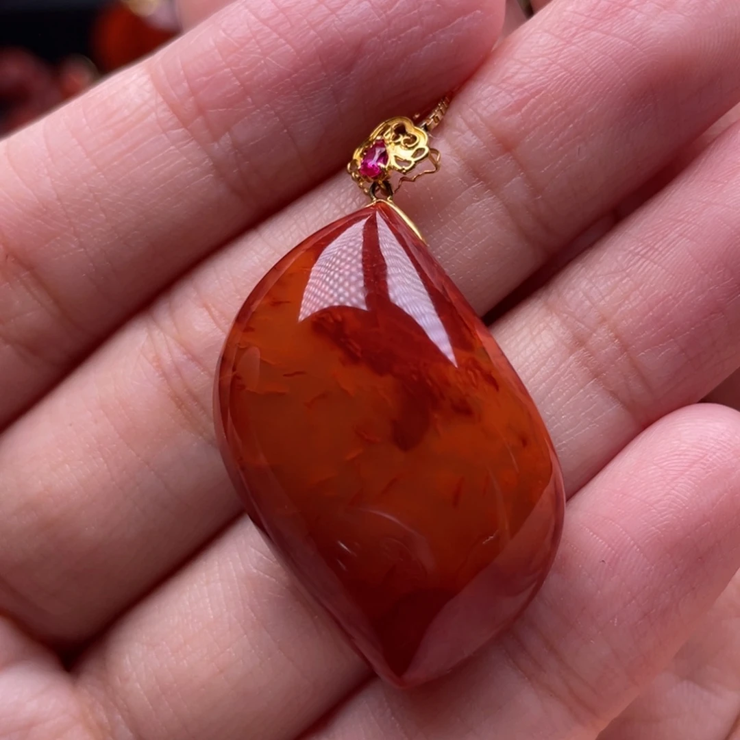 南红玛瑙18K金镶嵌珠宝奇石菱形吊坠
