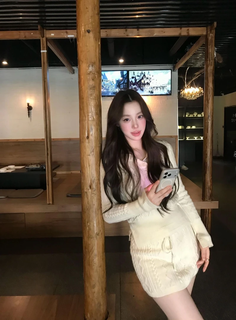 韩系穿搭套装一整套女秋冬巨好看白色内搭针织上衣包臀短裙两件套