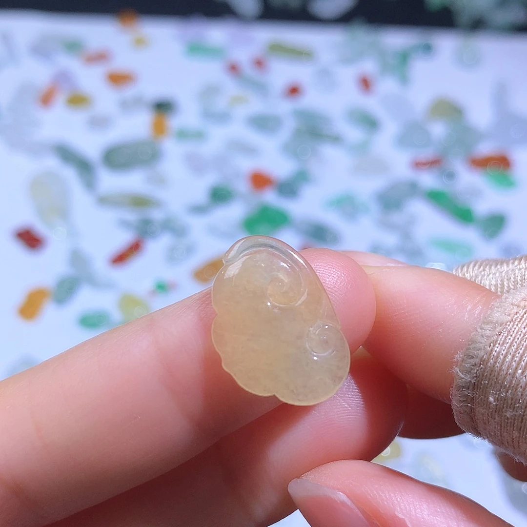 翡翠颈饰未镶嵌如意