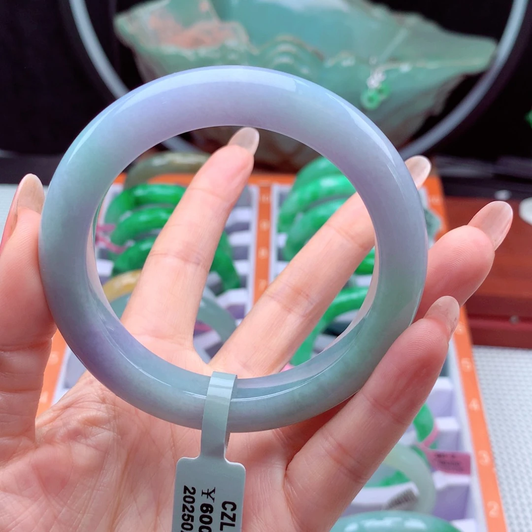 翡翠手镯未镶嵌翡翠