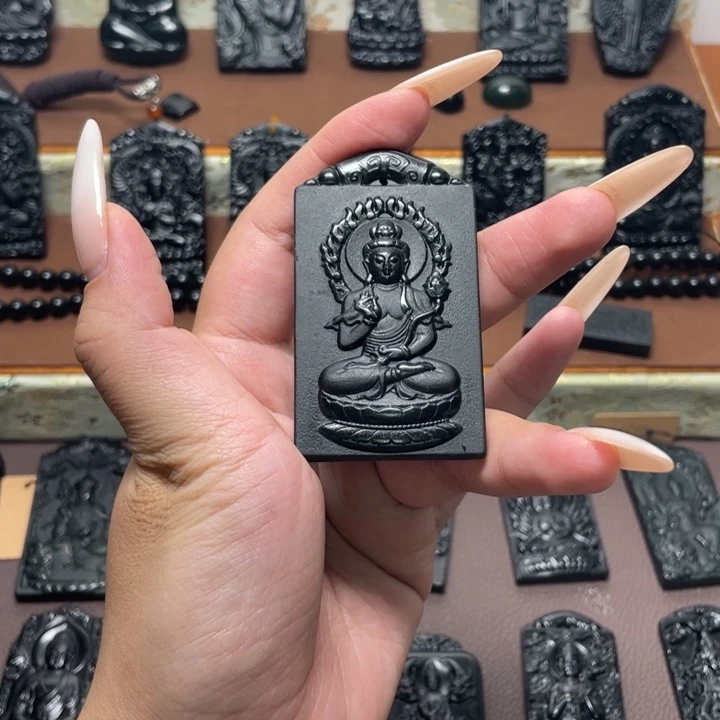 启***蛰未镶嵌蛇纹石玉颈饰