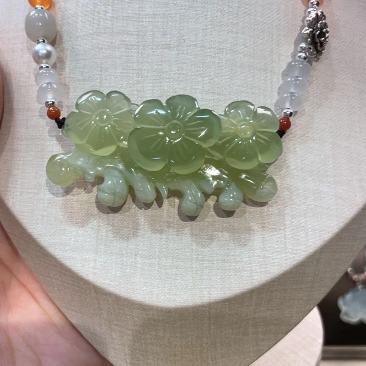 蛇纹石玉颈饰未镶嵌