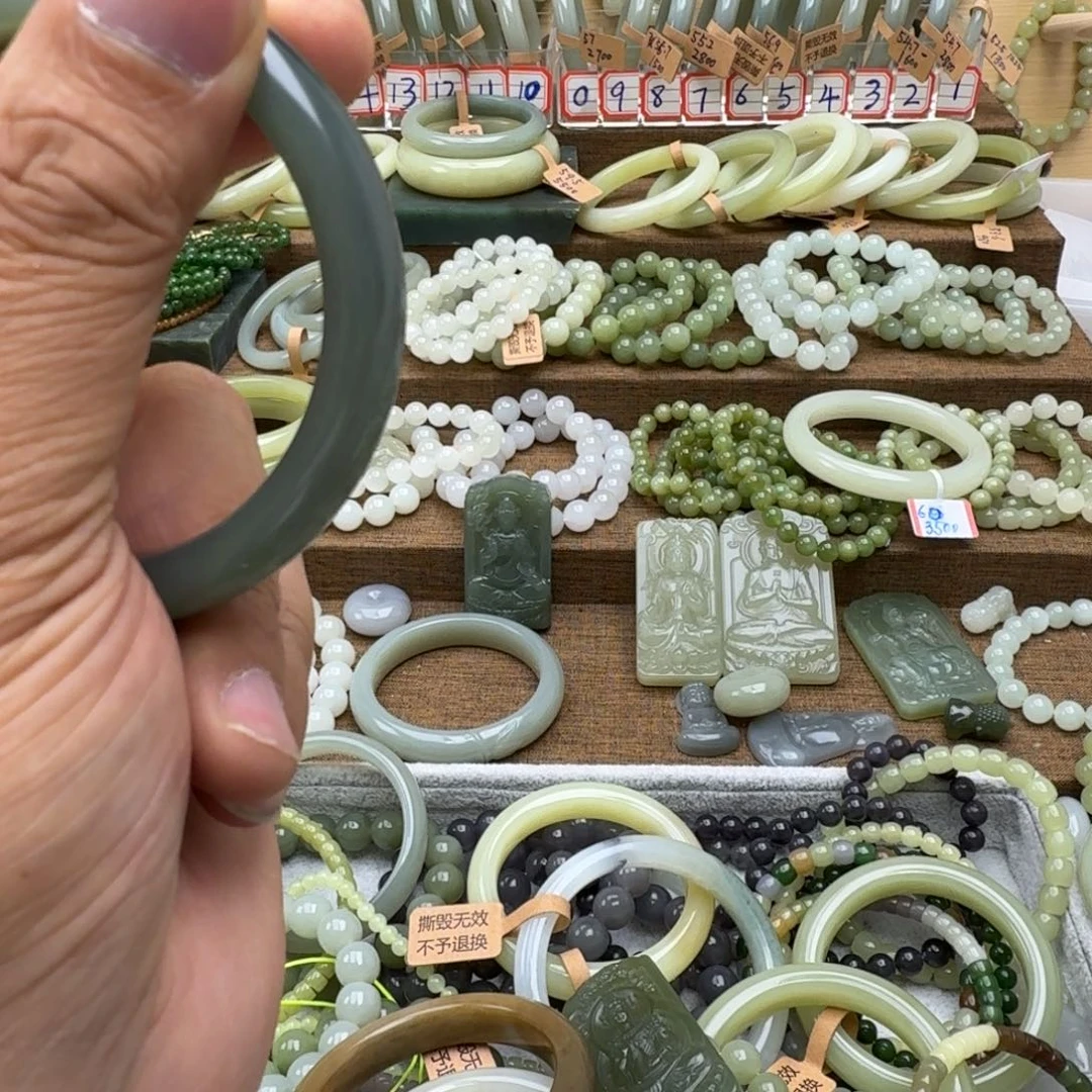娜***娜和田玉未镶嵌手链