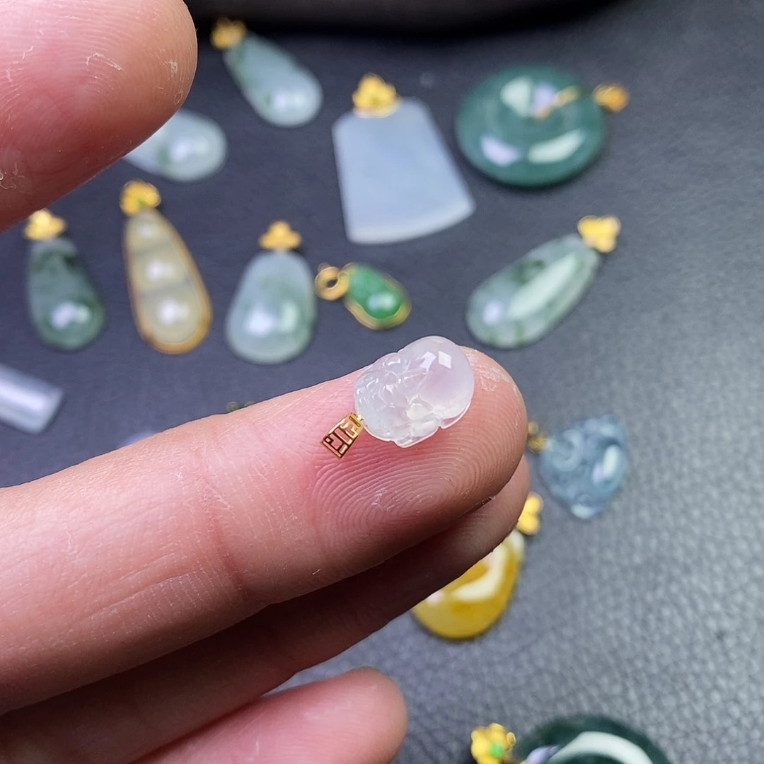 颈饰18K金镶嵌翡翠