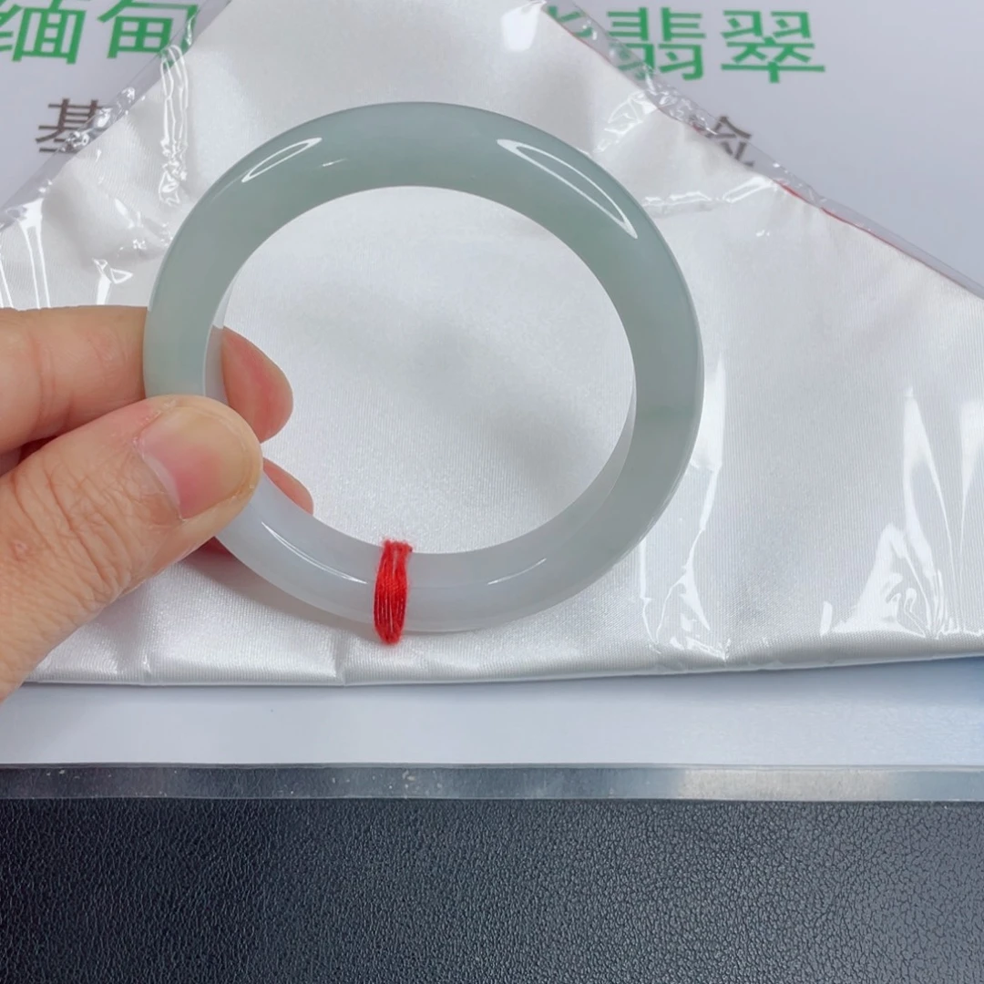 被***埃翡翠未镶嵌手镯翡翠手镯