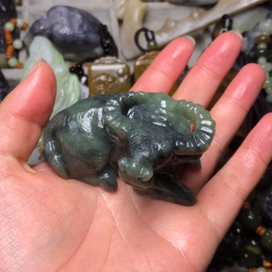 和田玉未镶嵌把件