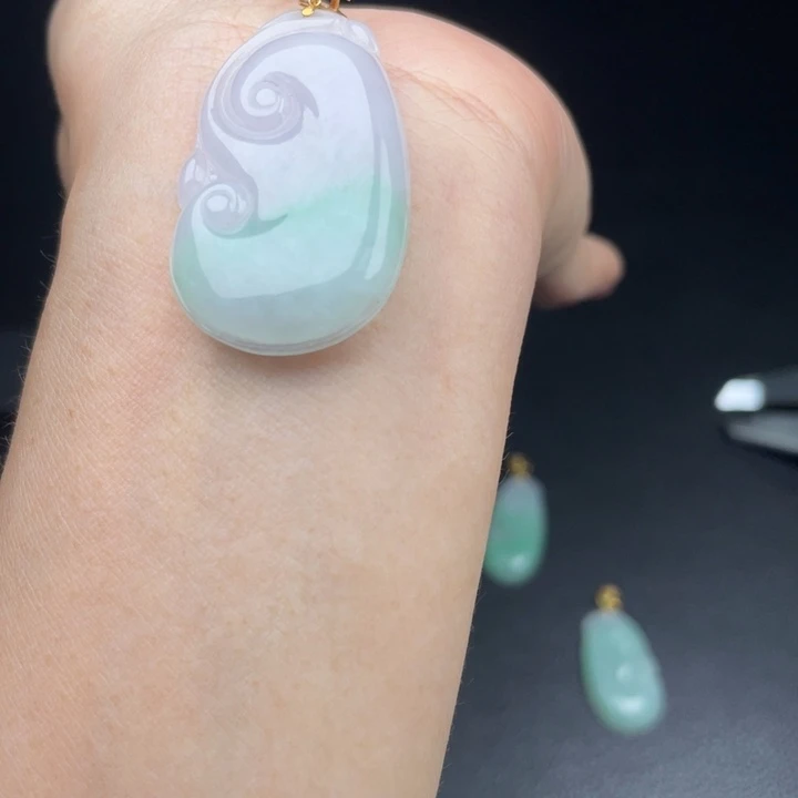 翡翠未镶嵌颈饰如意