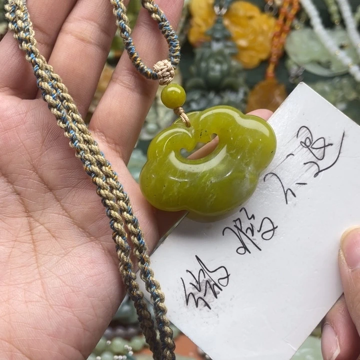 蛇纹石玉吊坠合金