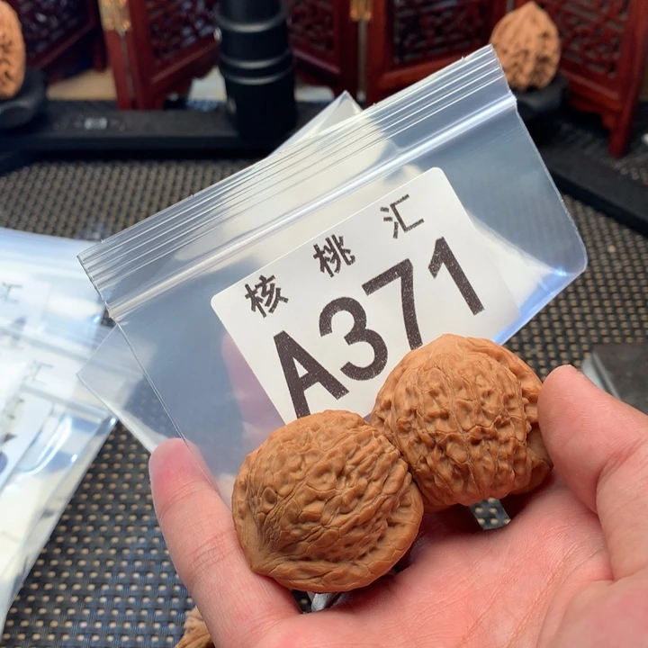 文玩核桃吊坠招财公子