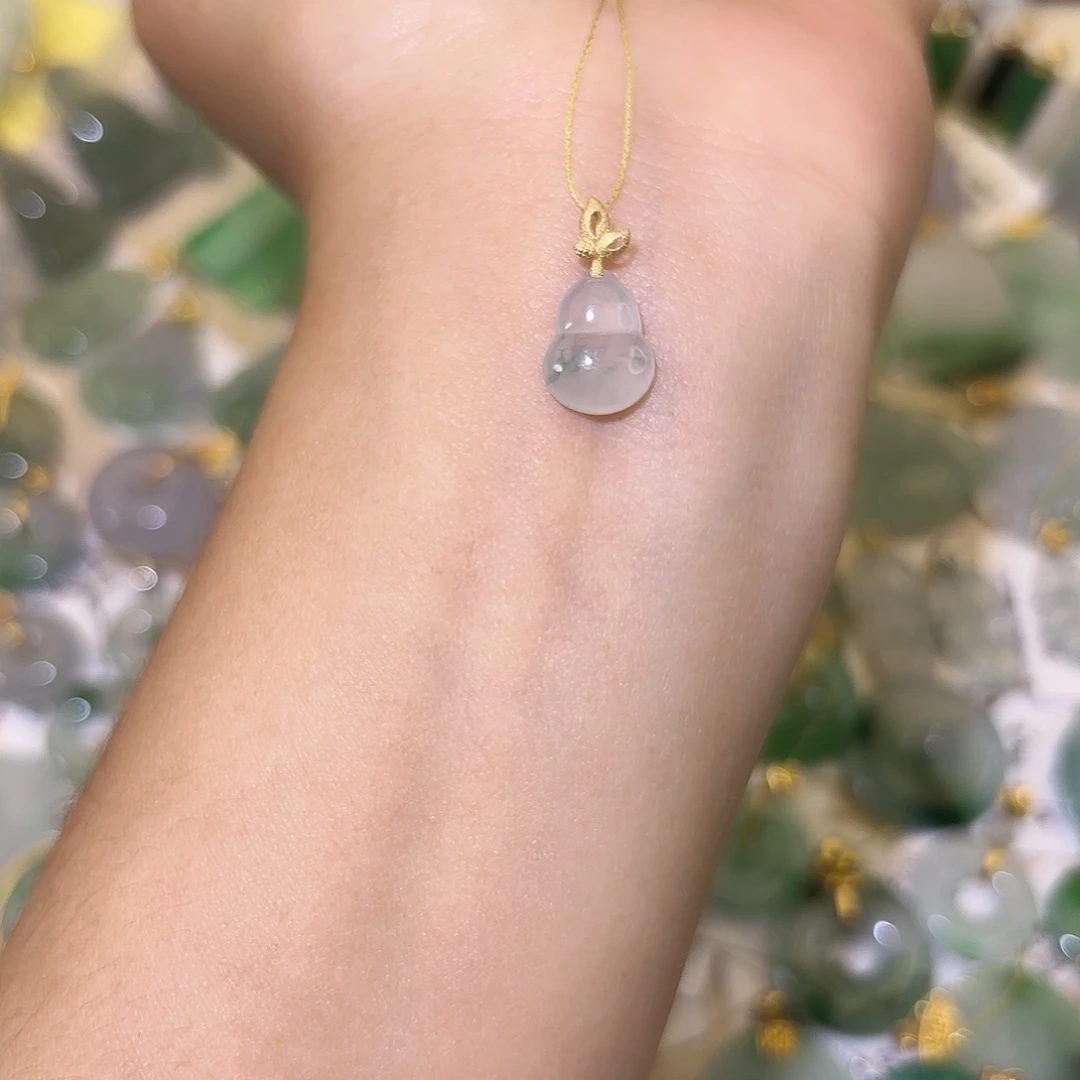 翡翠18K金镶嵌颈饰葫芦