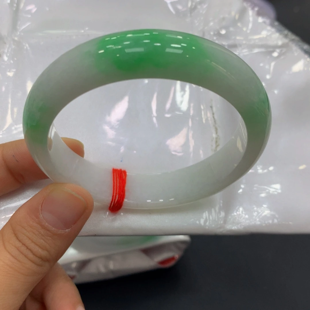 翡翠手镯未镶嵌翡翠