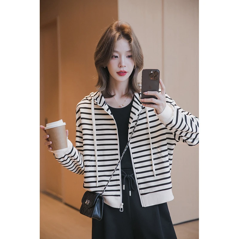 小谷粒条纹连帽针织外套女2025秋季新款慵懒时尚流行通勤短款上衣