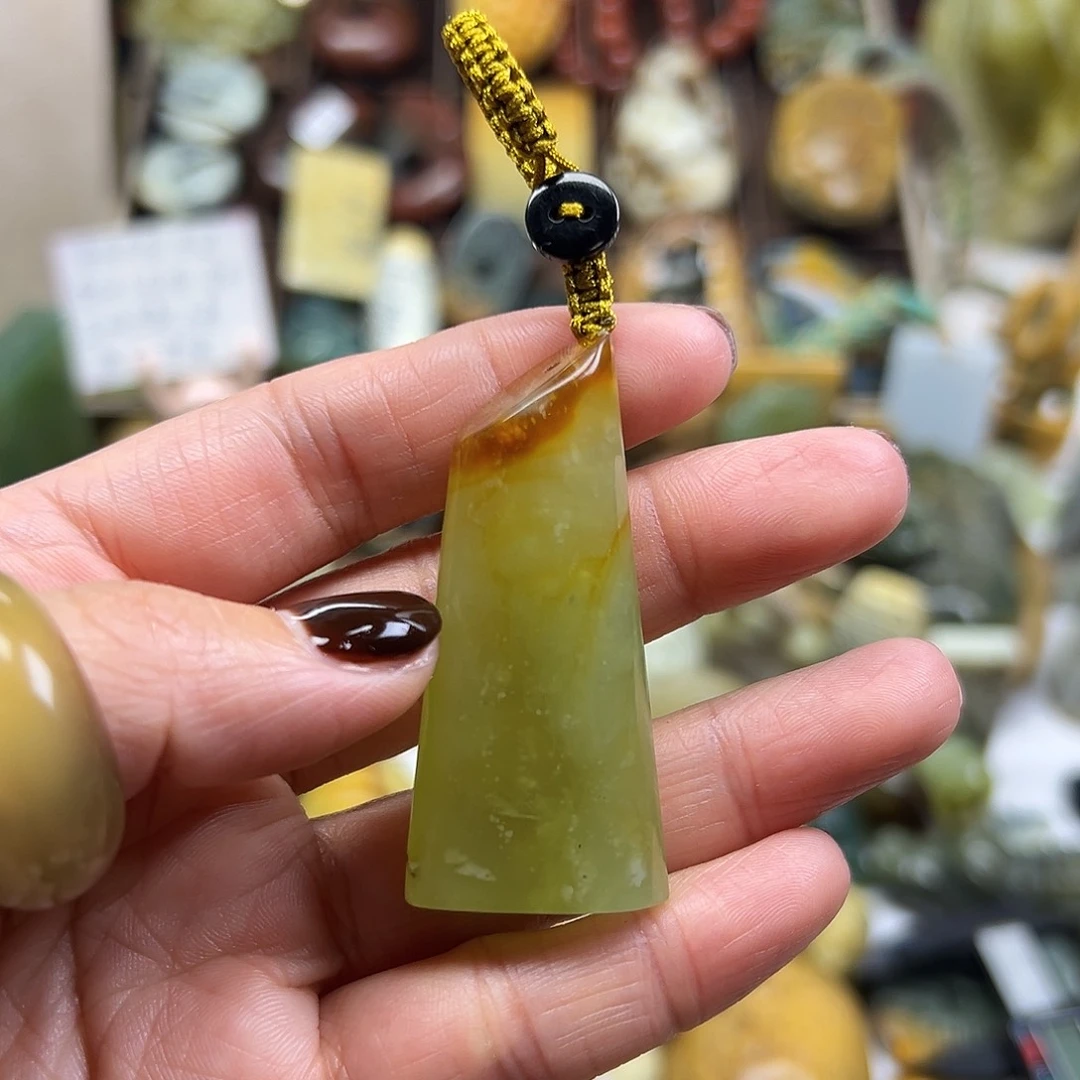 岫玉未镶嵌颈饰花玉钥匙扣