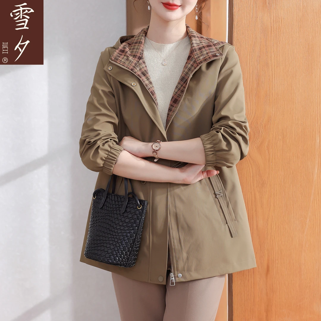 妈妈秋装新款外套今年流行的中老年女装春秋款洋气连帽风衣50多岁