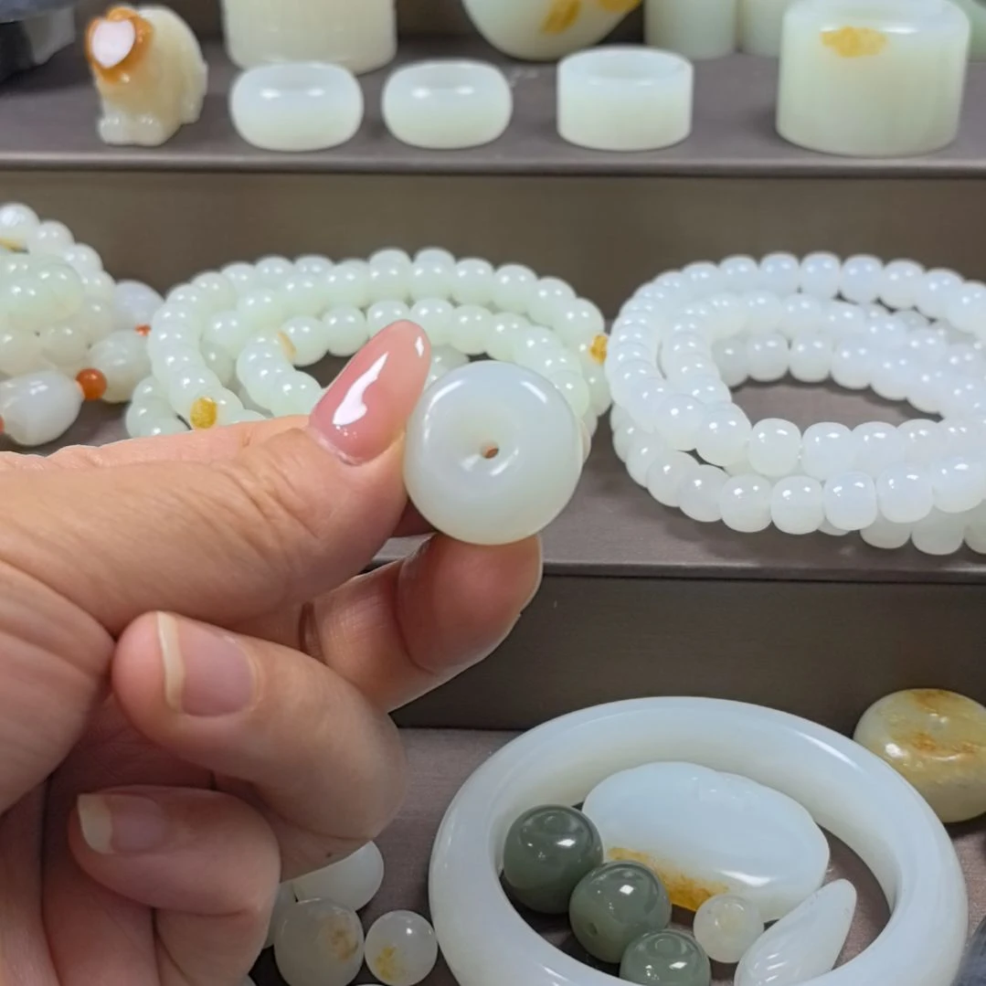 北***‍和田玉未镶嵌颈饰