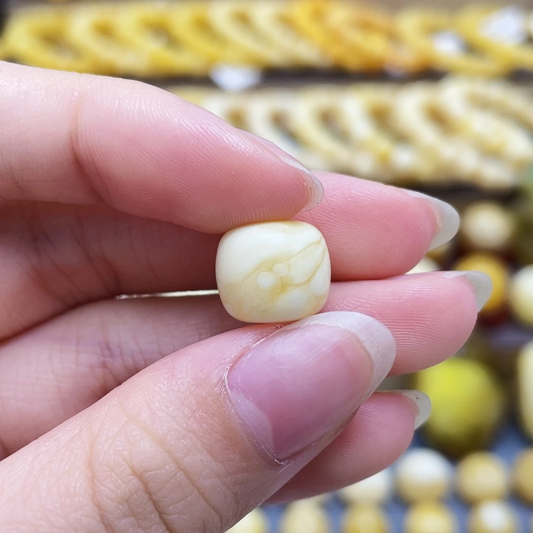 未镶嵌琥珀裸石11.9*10.3mm老型微瑕