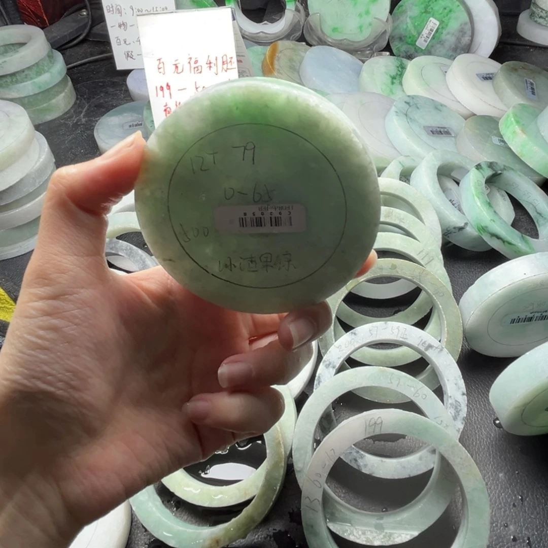 未镶嵌翡翠手镯定制翡翠