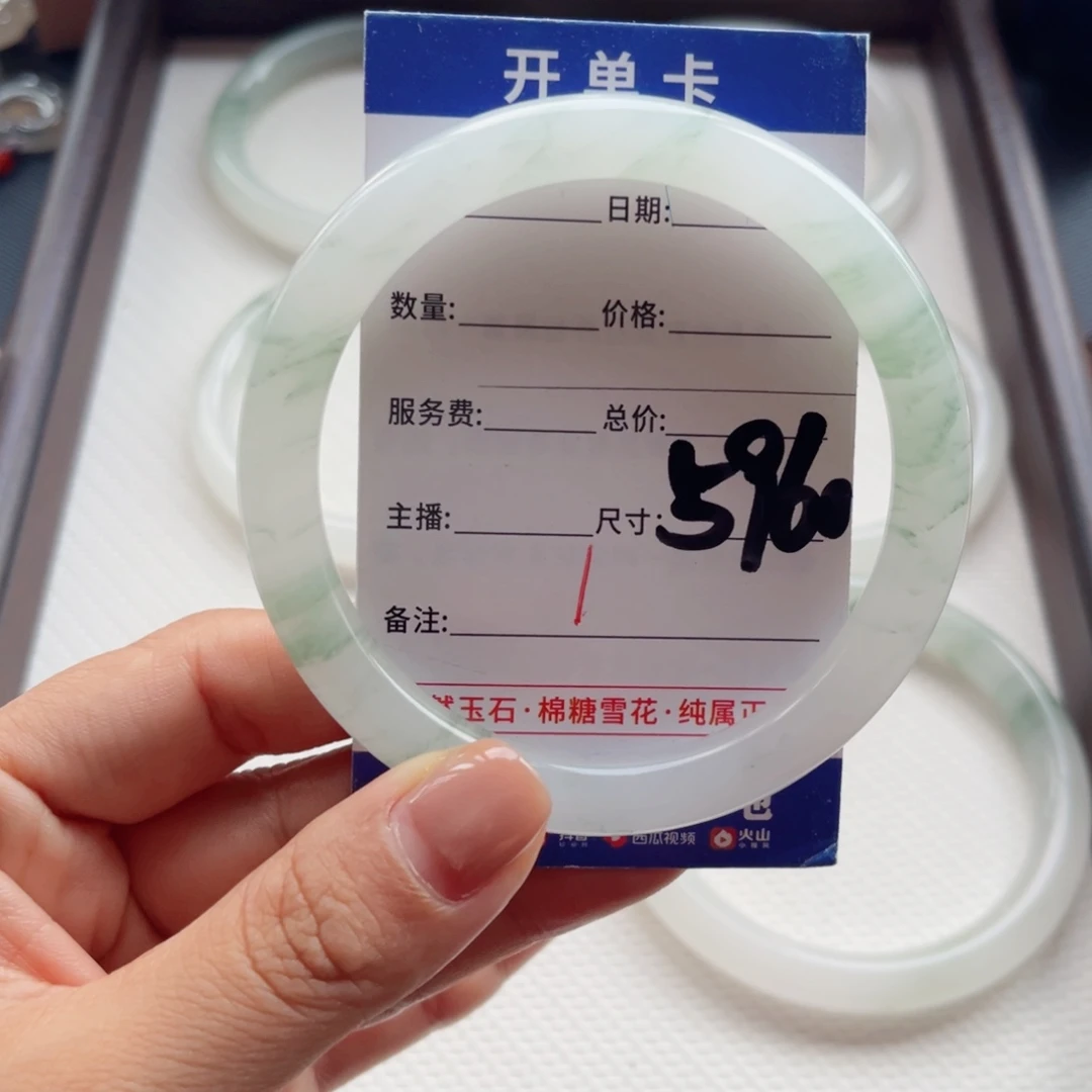 *****未镶嵌手镯石英质玉