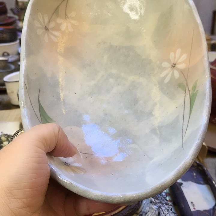 器物的色彩搭配起来很漂亮